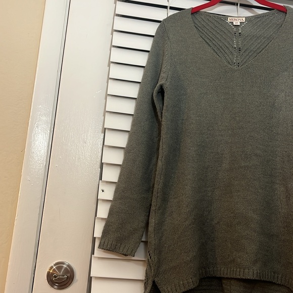Merona V-Neck Gray Sweater with detailed stitching on rear. Size Small. - Picture 9 of 9